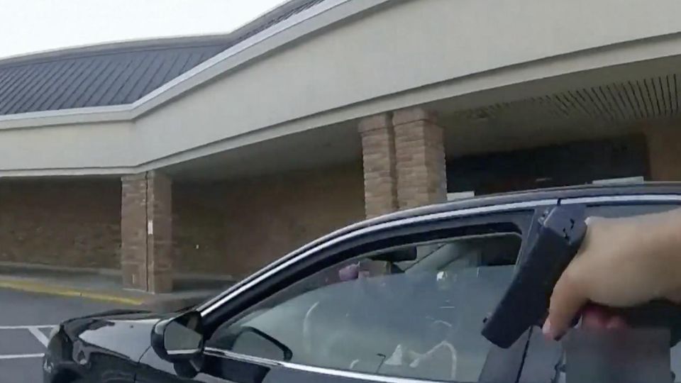 In einem Vorort von Columbus, Ohio, ist am 24. August eine schwangere schwarze Frau von Polizisten in ihrem Auto erschossen worden. Nun wurde das Video aus der Bodycam eines der Polizisten veröffentlicht. Die Familie der getöteten Ta'Kiya Young fordert Aufklärung.