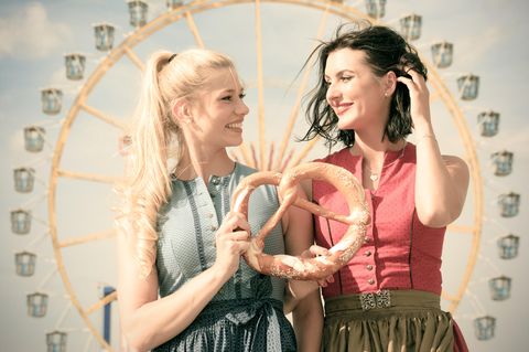 Eine Frau trägt ein traditionelles Dirndl