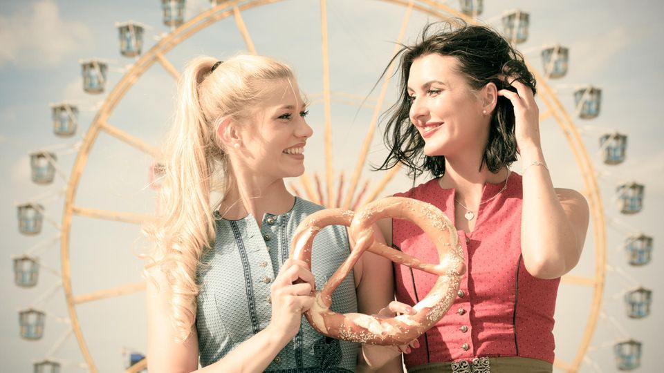 Eine Frau trägt ein traditionelles Dirndl