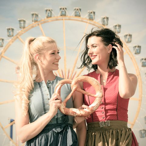 Eine Frau trägt ein traditionelles Dirndl