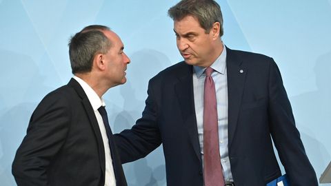 Ministerpräsident Markus Söder (CSU) belässt seinen Wirtschaftsminister Hubert Aiwanger (Freie Wähler) im Amt. Das Bild zeigt die beiden bei einer Kabinettssitzung im Mai.
