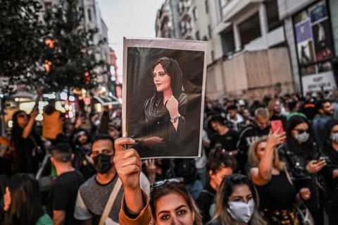 Eine Frau demonstriert mit einem Foto der getöten Mahsa Amini in Istanbul.