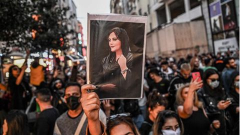 Eine Frau demonstriert mit einem Foto der getöten Mahsa Amini in Istanbul.