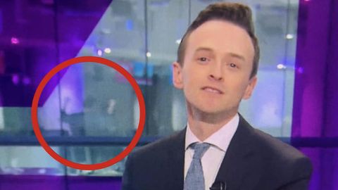 Während “Channel 4”-Nachrichtensprecher Ciaran Jenkins seinem Job als Moderator nachgeht, bricht ein Kollege im Hintergrund in einen Jubelsturm aus.