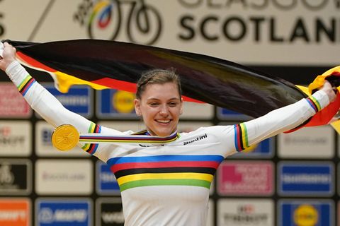 Ramona Dandl freut sich über ihre Goldmedaille im Kunstradfahren