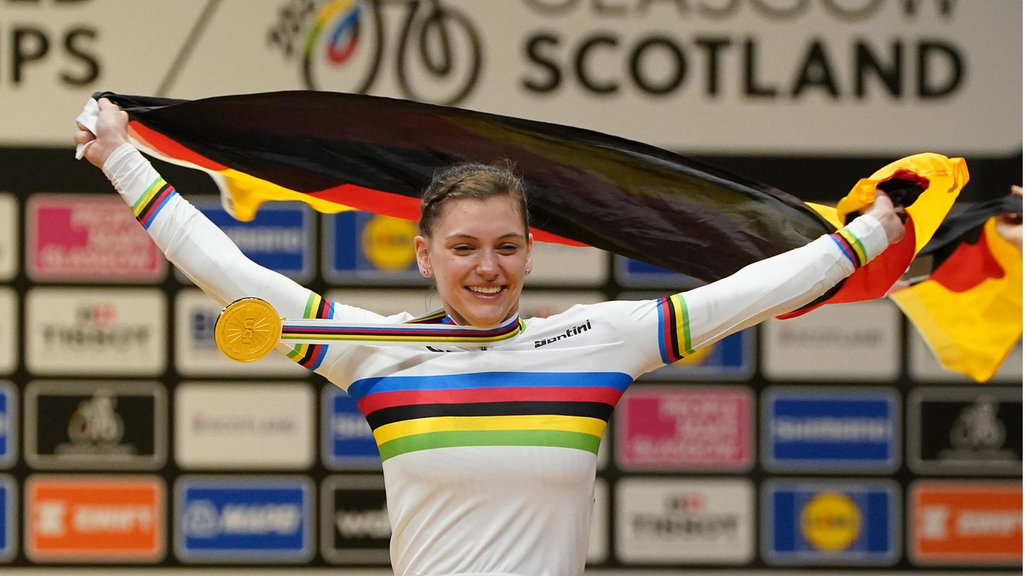 Ramona Dandl freut sich über ihre Goldmedaille im Kunstradfahren