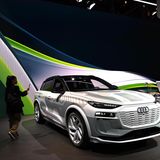Der Q6 e-tron ist auf einer Bühne bei er IAA ausgestellt