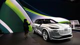 Der Q6 e-tron ist auf einer Bühne bei er IAA ausgestellt