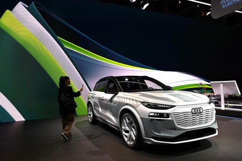 Der Q6 e-tron ist auf einer Bühne bei er IAA ausgestellt