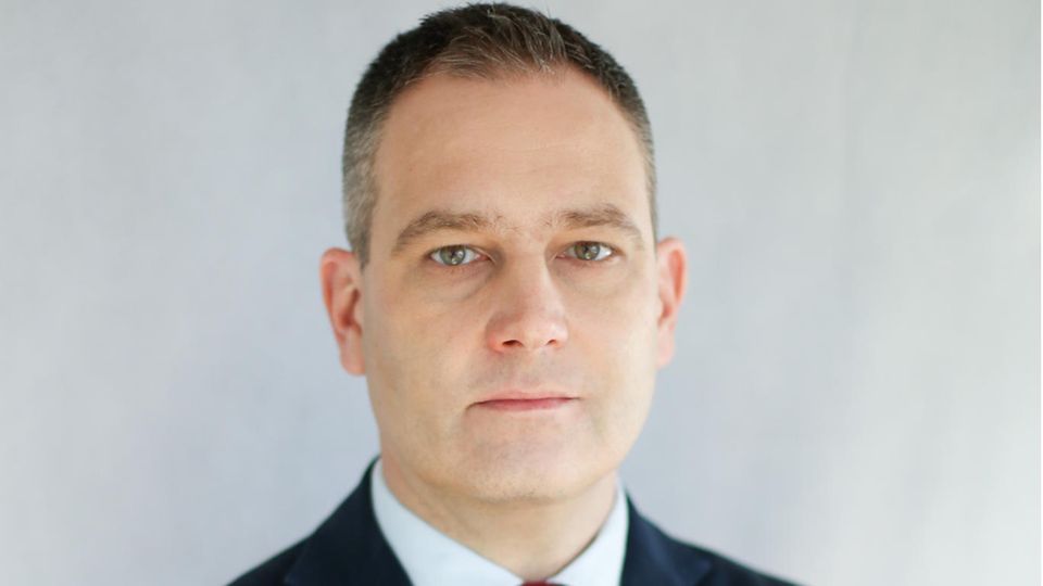 Politikwissenschaftler Gustav Gressel schaut ernst in die Kamera