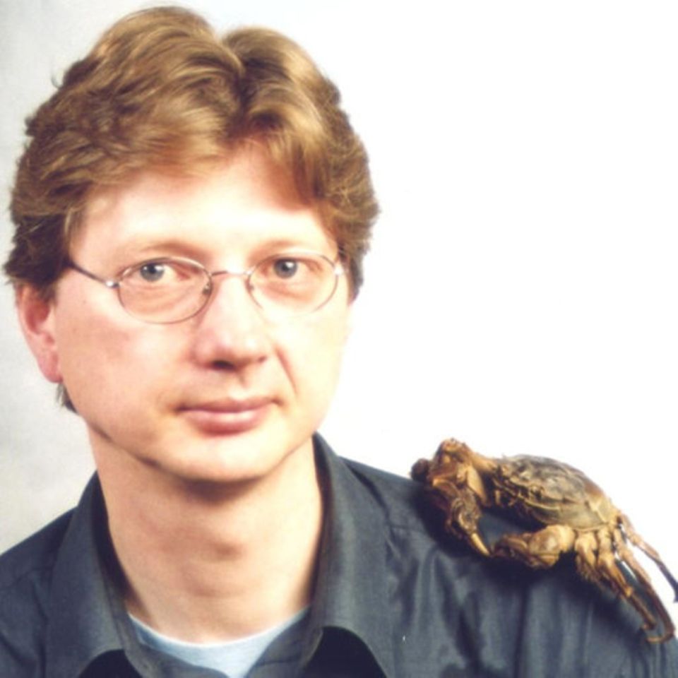 Meeresbiologe Stephan Gollasch im Portrait mit einer Chinesischen Wollhandkrabbe auf der Schulter Meeresbiologe Stephan Gollasch im Portrait mit einer Chinesischen Wollhandkrabbe auf der Schulter