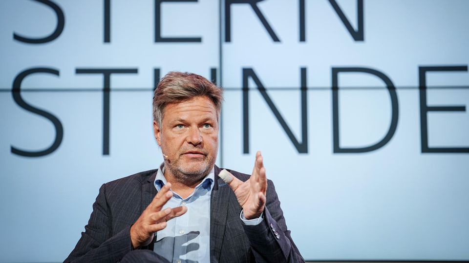 Robert Habeck nimmt an der Gesprächsrunde des "Stern"-Magazins "Stern Stunde" teil Robert Habeck nimmt an der Gesprächsrunde des "Stern"-Magazins "Stern Stunde" teil
