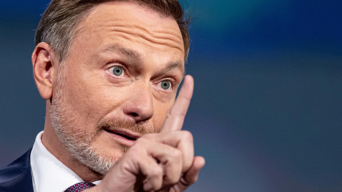 Bundesfinanzminister Christian Lindner hebt seinen rechten Zeigefinger bis auf Augenhöhe