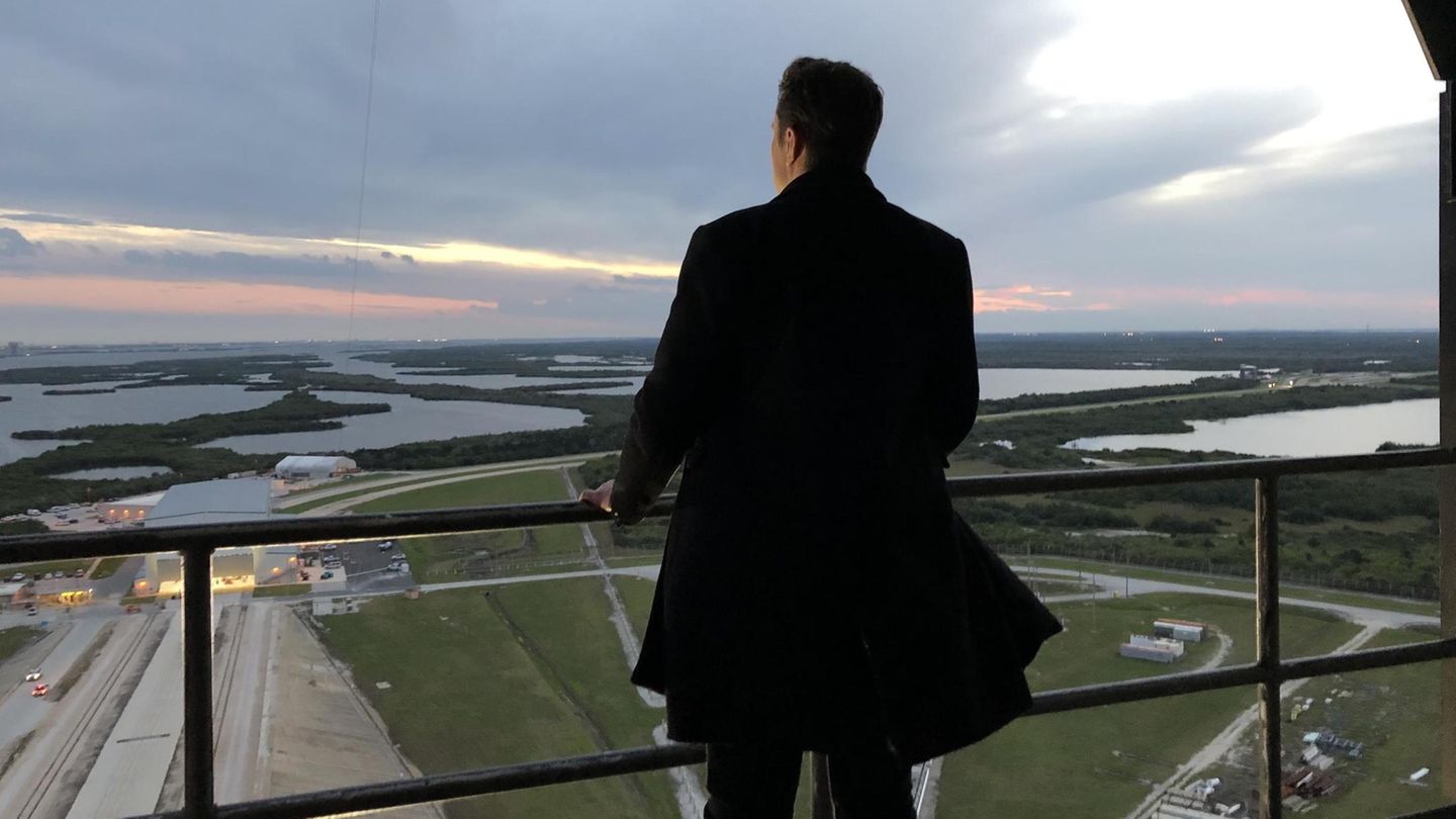 Elon Musk von hinten auf einer Plattform