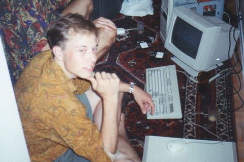Altes Foto von Elon vor einem alten Computer