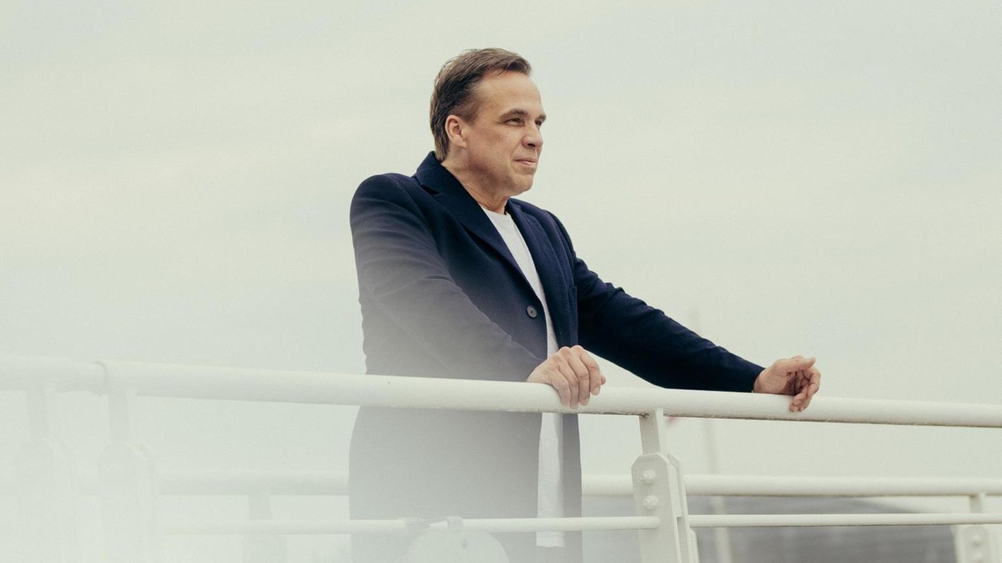 Johannes Erlemann steht im Nebel an einem Geländer