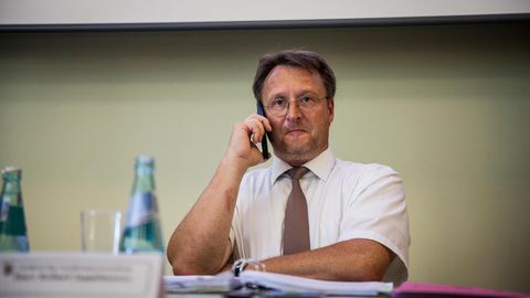 Robert Sesselmann beim Telefonieren