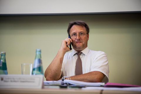 Robert Sesselmann beim Telefonieren