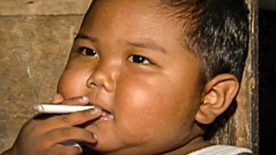 Aldi Suganda becomes known as the chain-smoking child – what happened to the boy?
