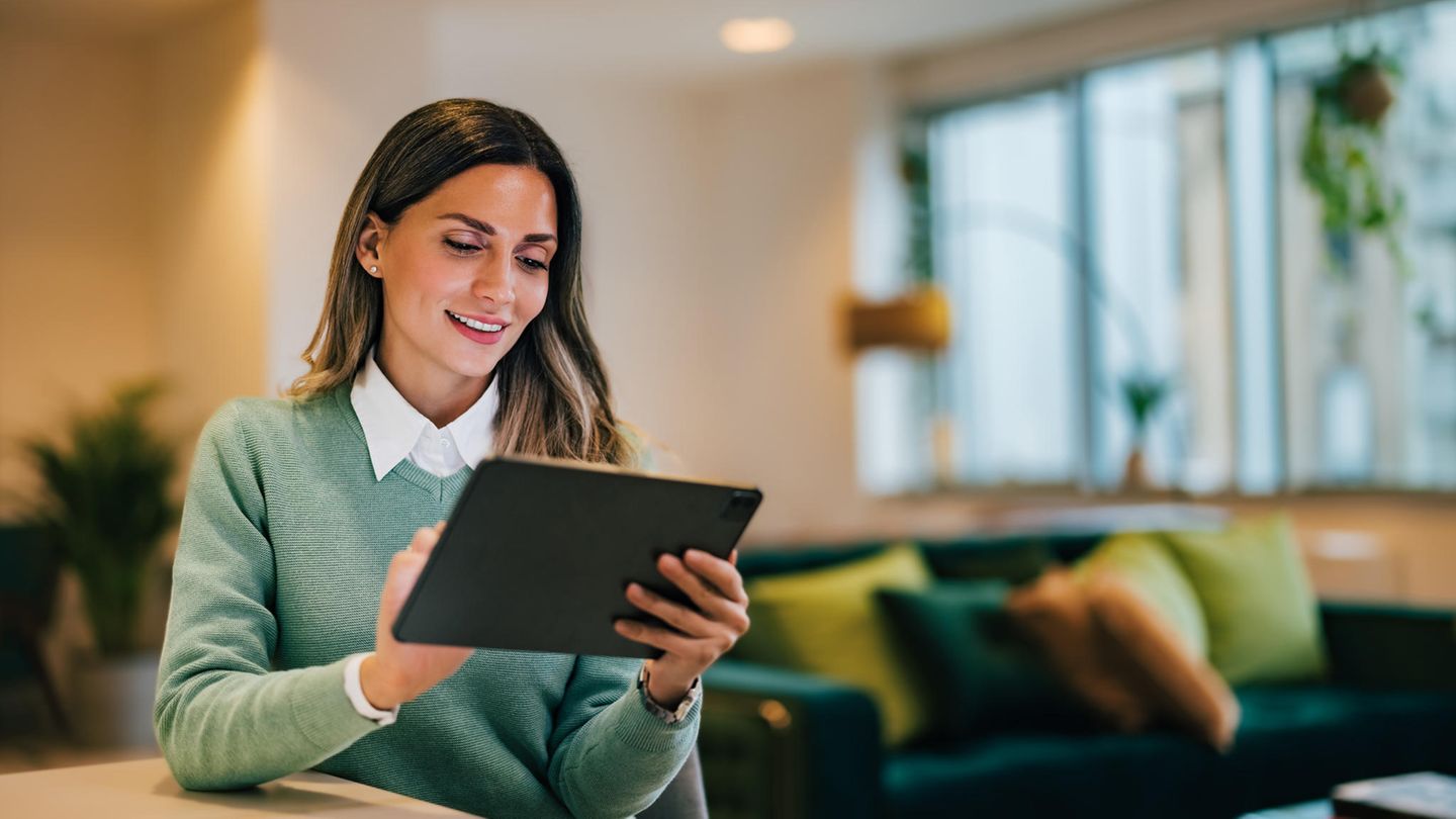 Eine Frau liest an ihrem Tablet bis 200 Euro