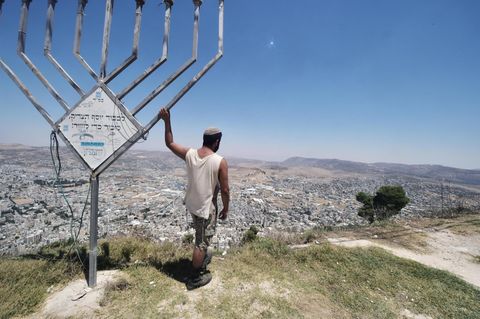 Israeli blickt hinab auf die palästinensische Stadt Nablus