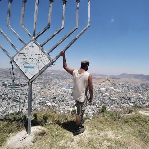 Israeli blickt hinab auf die palästinensische Stadt Nablus