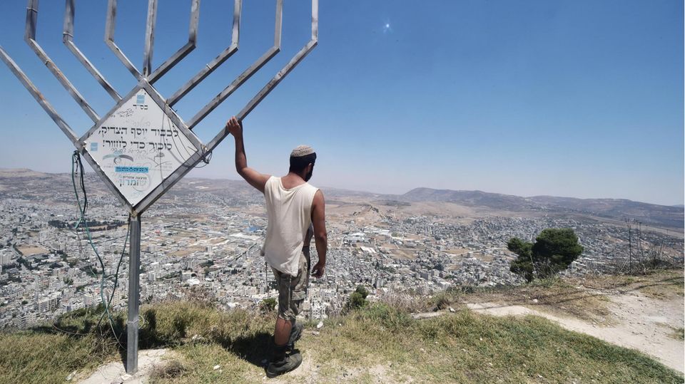 Israeli blickt hinab auf die palästinensische Stadt Nablus