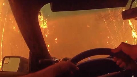 Der Polizist Brittan Morgan rettet Anwohner aus den brennenden Waldgebieten nördlich von Spokane County. Seine Bodycam hält die riskante Flucht fest.