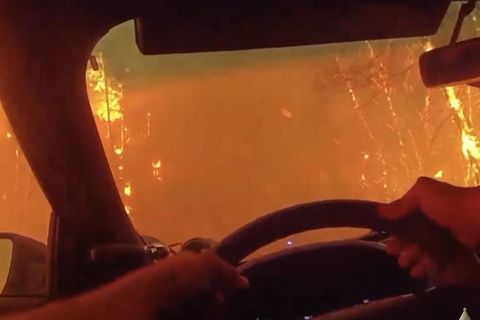 Der Polizist Brittan Morgan rettet Anwohner aus den brennenden Waldgebieten nördlich von Spokane County. Seine Bodycam hält die riskante Flucht fest.