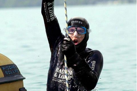 Benjamin Franz im Neoprenanzug steigt aus dem Wasser