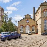 Pumpwerk und Wohnung gehören zu einem stimmigen Ensemble von Gebäuden.