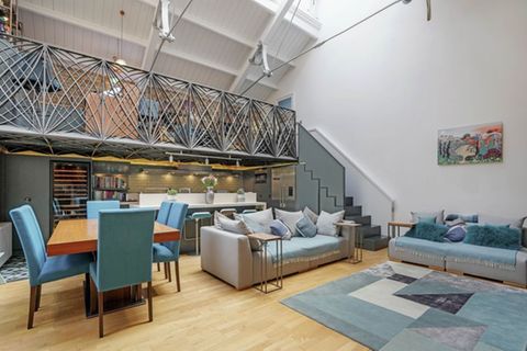 Wirklich atemberaubend ist das hohe Wohn- und Esszimmer mit der Galerie.