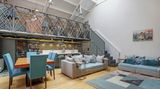 Wirklich atemberaubend ist das hohe Wohn- und Esszimmer mit der Galerie.