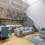 Wirklich atemberaubend ist das hohe Wohn- und Esszimmer mit der Galerie.