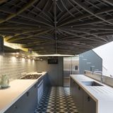 Unter der Galerie befindet sich die Küche, die Decke besteht aus den originalen Eisenplatten.