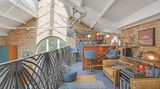 Auf der Galerie finden wir eine kleine Bar mit einer gemütlichen Sitzecke.
