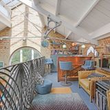 Auf der Galerie finden wir eine kleine Bar mit einer gemütlichen Sitzecke.