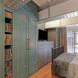 Über dem Schlafzimmer liegen die gewaltigen genieteten Stahlträger.