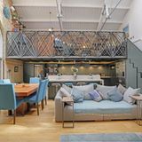 Der Stauraum unter der Treppe wurde geschickt genutzt. 