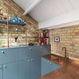 Die kleine Bar wurde mit Kupfer ausgestattet.