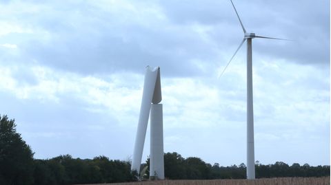 Eine umgeknickte Windkraftanlage im Windpark Dölitz Landkreis Rostock