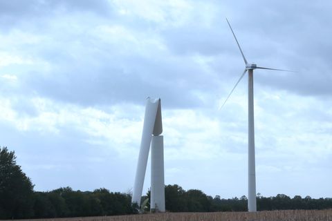 Eine umgeknickte Windkraftanlage im Windpark Dölitz Landkreis Rostock
