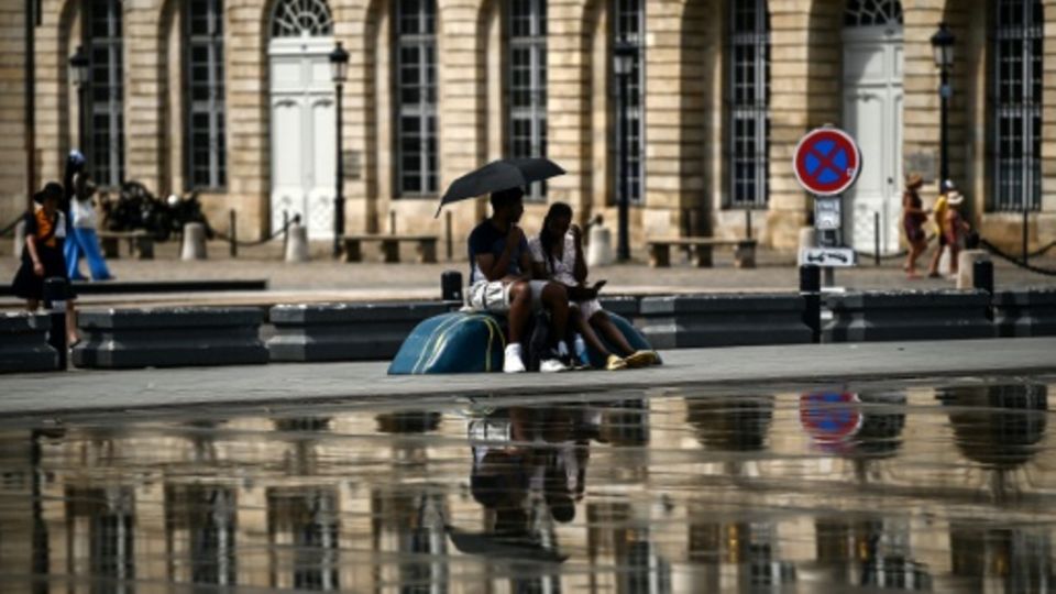 Pärchen mit Sonnenschirm in Bordeaux