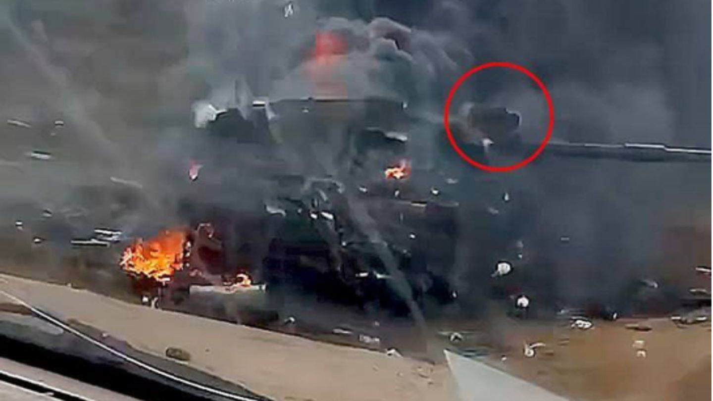Der Panzer brannt auf dem Weg nach Werbowe