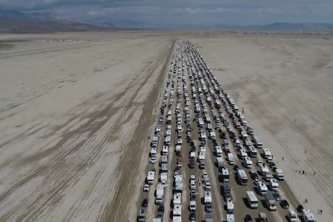 Karawane zieht ab: Drohnenvideo zeigt Mega-Stau bei "Burning Man"-Festival
