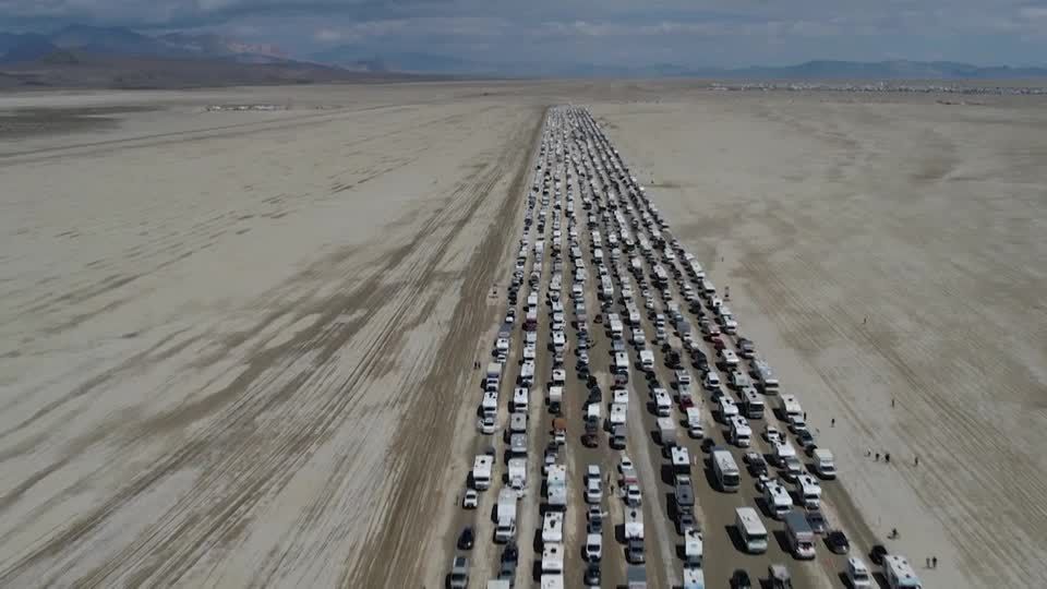 Karawane zieht ab: Drohnenvideo zeigt Mega-Stau bei "Burning Man"-Festival