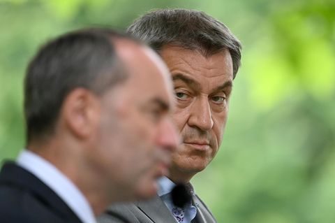 Im Seitenprofil: Markus Söder blickt zu Hubert Aiwanger