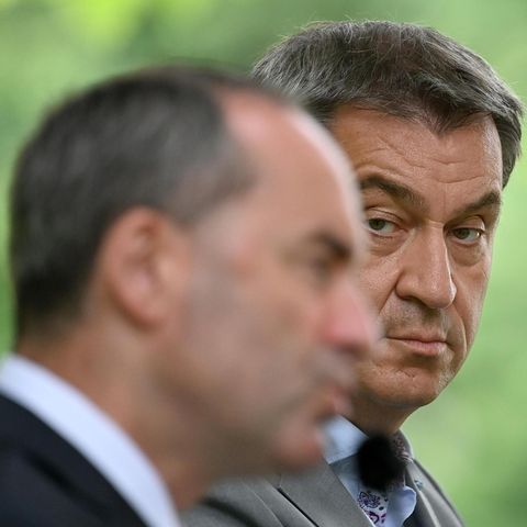 Im Seitenprofil: Markus Söder blickt zu Hubert Aiwanger