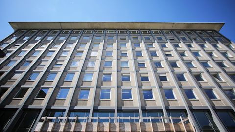 Die Fassade des Landgericht Koblenz von außen und unten