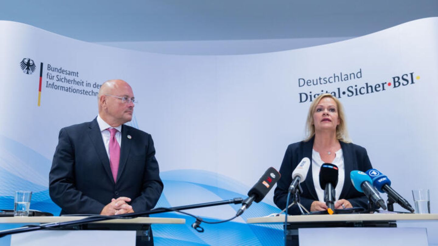 Nancy Faser steht steht bei einem Besuch im Bundesamt für Sicherheit in der Informationstechnik neben Arne Schönbohm